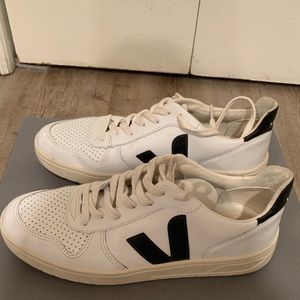 Veja White & Black Classic Shoe